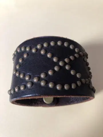 HTC 가죽 스터드 뱅글