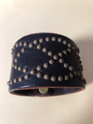 HTC 가죽 스터드 뱅글