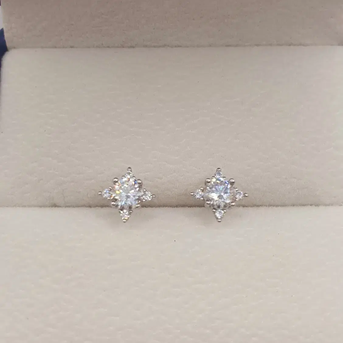 새상품)빛 강한 모이사나이트 0 5ct x 2스타 셰잎 귀걸이