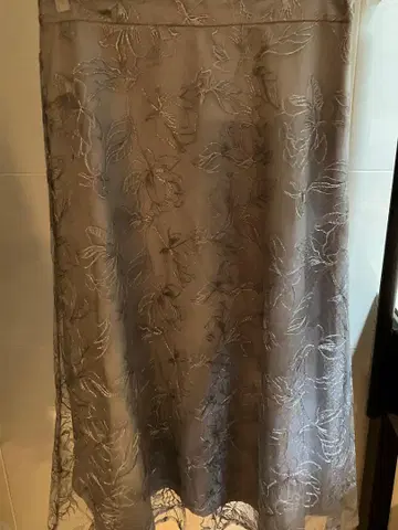 잇츠데모 그레이 자수 플레어 스커트