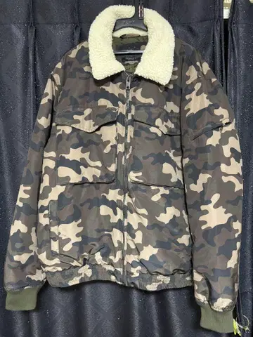 Bershka 카모플라쥬 보아 옷깃 다운 자켓