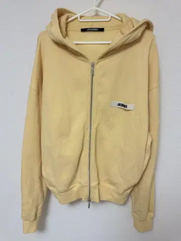 JACQUEMUS 프론트 지퍼 후드티 크림색
