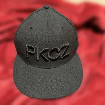 PKCZ와 NEWERA의 콜라보 굿즈입니다.