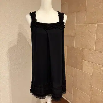 프릴 장식 슬리브리스 블랙 원피스 튜닉