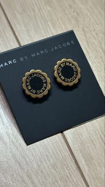 MARC BY MARC JACOBS 플라워형 귀걸이