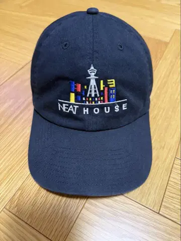 NEAT HOUSE 니트 자수 네이비 캡