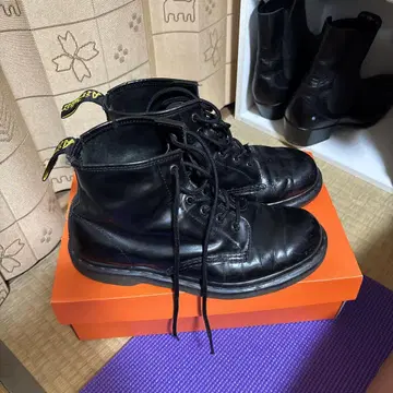 블랙 가죽 하이컷 부츠