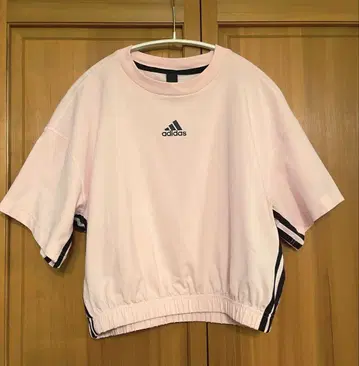 adidas, 옅은 핑크색 T셔츠, 짧은 기장
