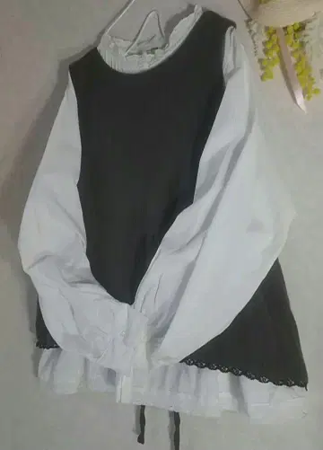 사만사 모스모스 차콜 뒤편 편직 리본 레이스 베스트