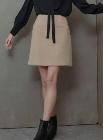 새상품 allureville(알아바일) 모헤어 샤기 미니 스커트 베이지