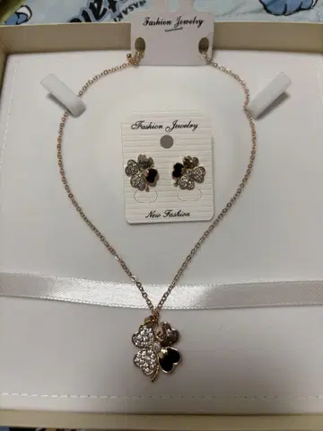 클로버 모티브 목걸이와 귀찌 세트