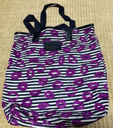 MARC BY MARC JACOBS 립 프린트 토트백