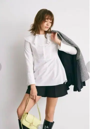 셀포드 스캘럽 칼라 블라우스