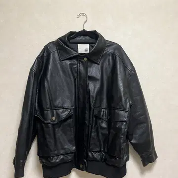 블랙 가죽 자켓 버튼 달린 포켓