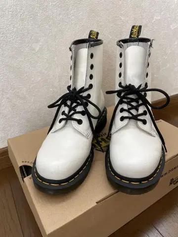 닥터마틴 화이트 사이즈 24cm