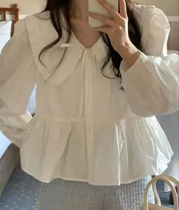프릴 달린 화이트 블라우스