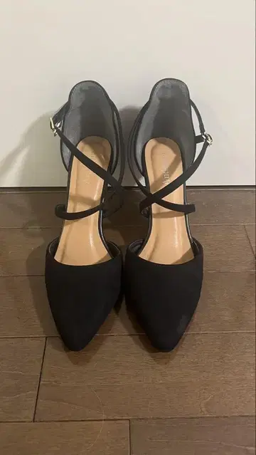 스트랩이 달린 블랙 스틸레토 펌프스
