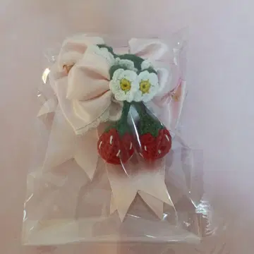 흔들흔들 딸기의 Happy Berry Present 리본 클립