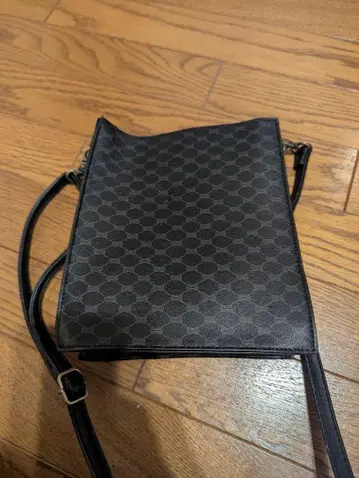 블랙 육각형 패턴 숄더백