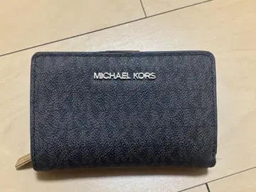 MICHAEL KORS 네이비 이단 접이식 지갑