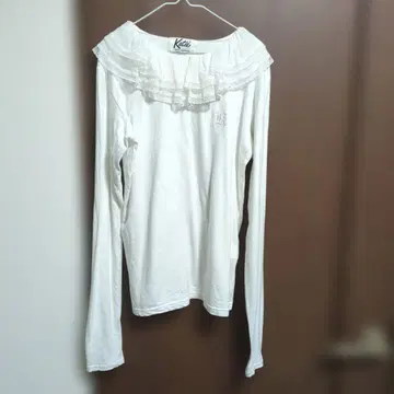 케이티. 옷깃 2단 프릴. 고급. 화려한 티셔츠.