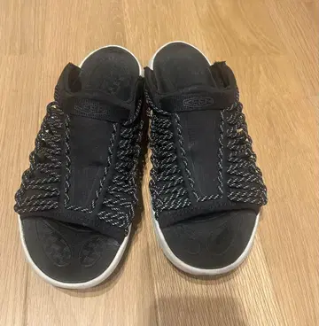 KEEN 블랙 슬라이드 샌들 로프 편직