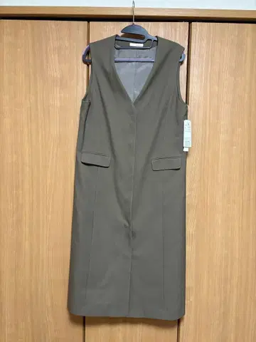 올리브색 V넥 슬리브리스 베스트 택 포함 미사용품