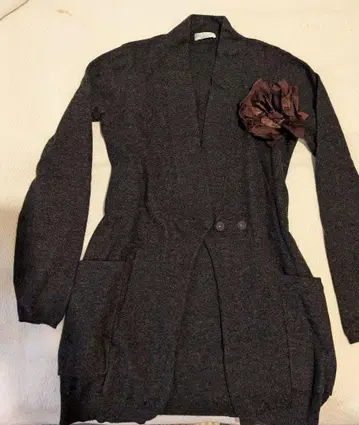 브루넬로쿠치넬리 코사지 부착 가디건