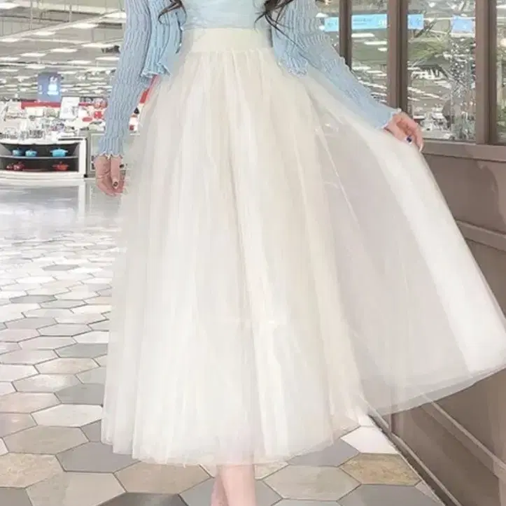 Long skirt (available in white and black)