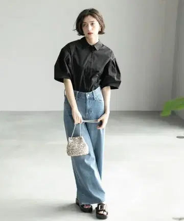 오파크 클립 블랙 반팔 셔츠 볼륨 슬리브