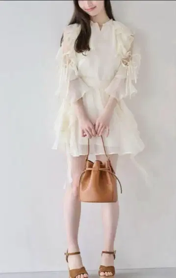 택 포함 새상품 더즈린 시어 플루이드 프릴 블라우스