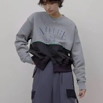 이번 시즌 신상 미사용 새상품 에이미 로우 리메이크 로고 지퍼 슬릿 상의