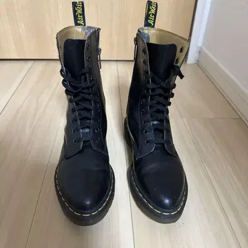 DR. MARTENS 닥터마틴 블랙 부츠 여성용 24