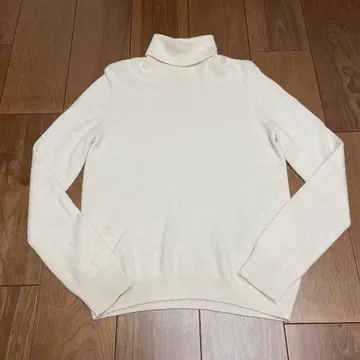 [새상품급] UNIQLO 캐시미어 100% 터틀넥 스웨터 M 사이즈