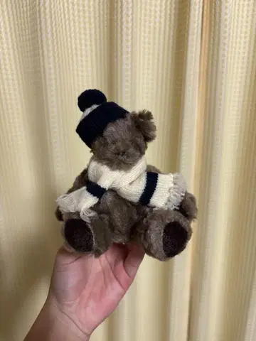 PINKHOUSE 니트 모자와 머플러가 달린 곰 브로치