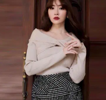 Her lip to Twist Cut-Out Rib Knit Top