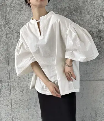 화이트 벌룬 슬리브 셔츠