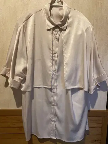 Louren 드레이프 케이프 블라우스 펄 화이트