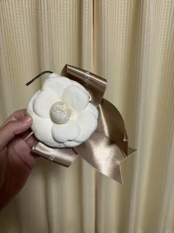 잉게보그 화이트 꽃과 브라운 리본 브로치