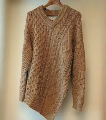 ADAWAS 베이지 아란 니트 V넥 스웨터