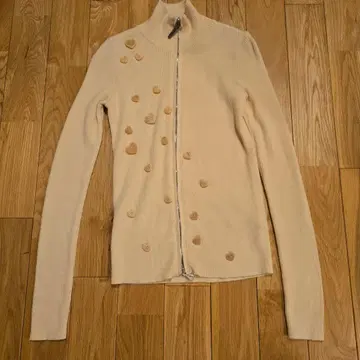 크림색 리브 하트 버튼 가디건