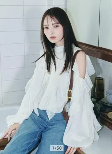 오프숄더 프릴 시어 블라우스