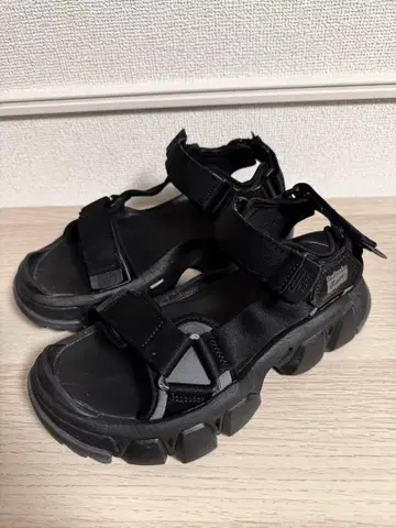 덴티그레 벨티드 오니츠카타이거 통굽 샌들 블랙