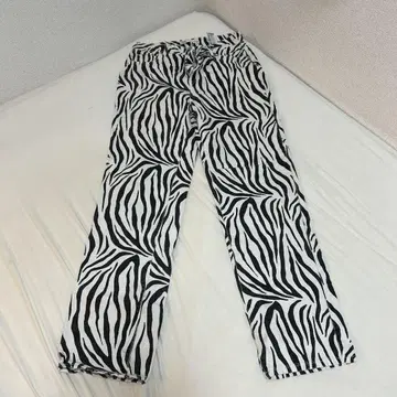 ZARA 제브라 패턴 스트레이트 데님 팬츠