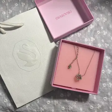 Swarovski 백조와 꽃 모티브 목걸이