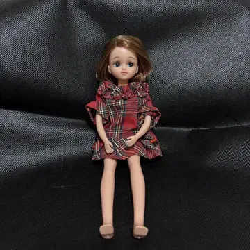 리카짱 인형 본체 빨간색과 블랙 체크 무늬