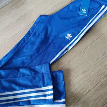 아디다스