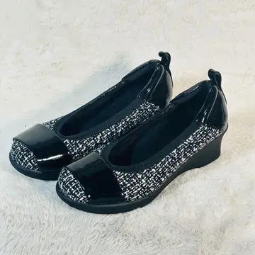 [새상품급] 웨지힐 트위드 에나멜 블랙 계열 23cm