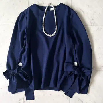 새상품급 어도어 양쪽 리본 블라우스 티셔츠 네이비 컬러 일본제