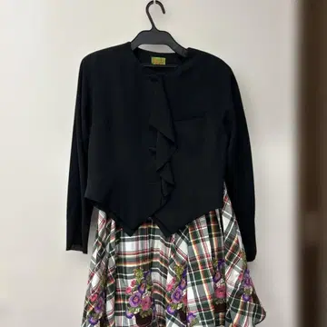 알베로베로 프릴 장식 블랙 노카라 자켓